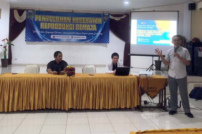SAPA: Pemateri siap memaparkan materi terkait kesehatan reproduksi remaja di Aula SMAN 1 Kudus, Kamis (26/2).  