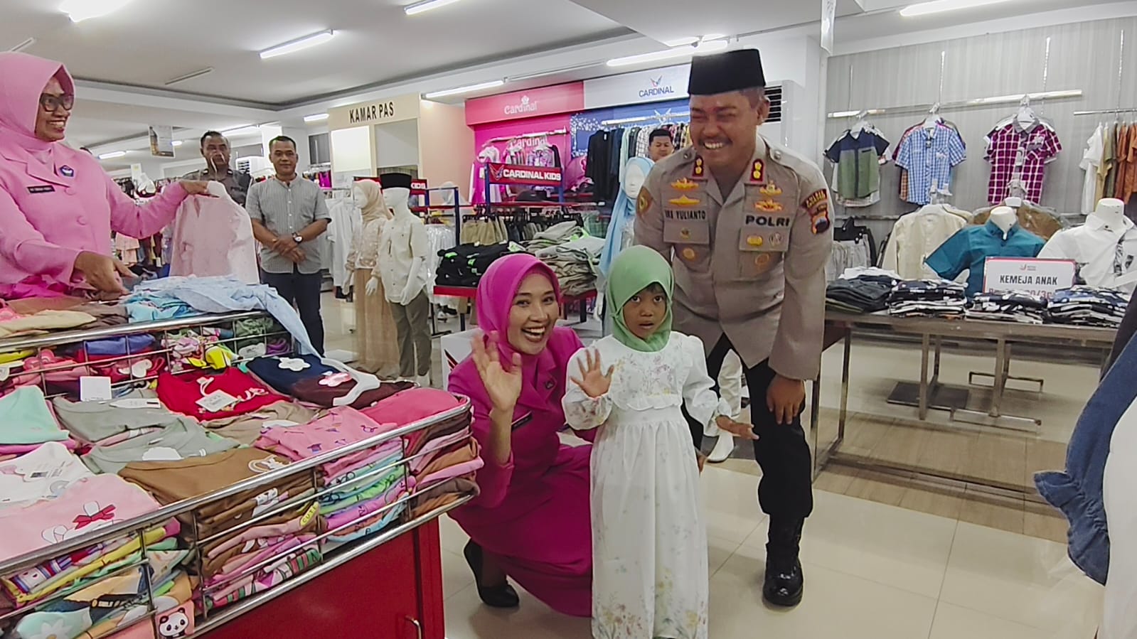 BELIKAN BAJU BARU &ndash; Kapolres Grobogan AKBP Ike Yulianto bersama Ketua Cabang Bhayangkari Grbogan Ratih Ike Yulianto membelikan baju lebaran bagi anak yatim di pasar swalayan Purwodadi. 