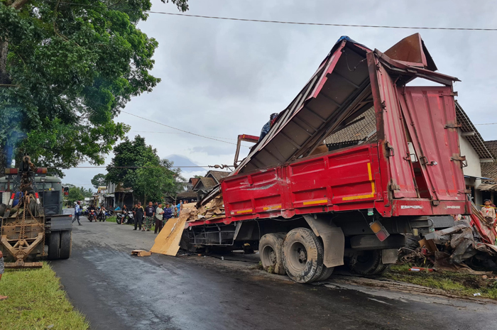Tim SAR gabungan berupaya mengevakuasi pengemudi truk yang tertimbun reruntuhan bangunan, Jumat (27/2). (NAILA NIHAYAH/ RADAR JOGJA)