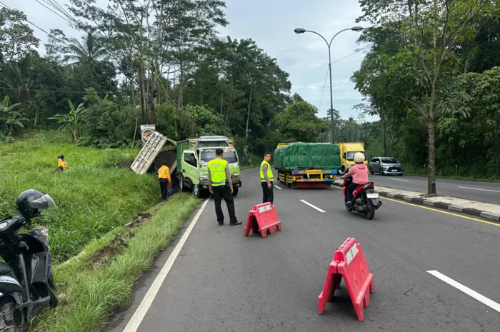 Kecelakaan lalu lintas tunggal terjadi di Jalan Lingkar Selatan (JLS), tepatnya di dekat Pabrik CV Makmur Abadi, wilayah Dukuh, Sidomukti, Kota Salatiga, Jumat (27/02/2026).