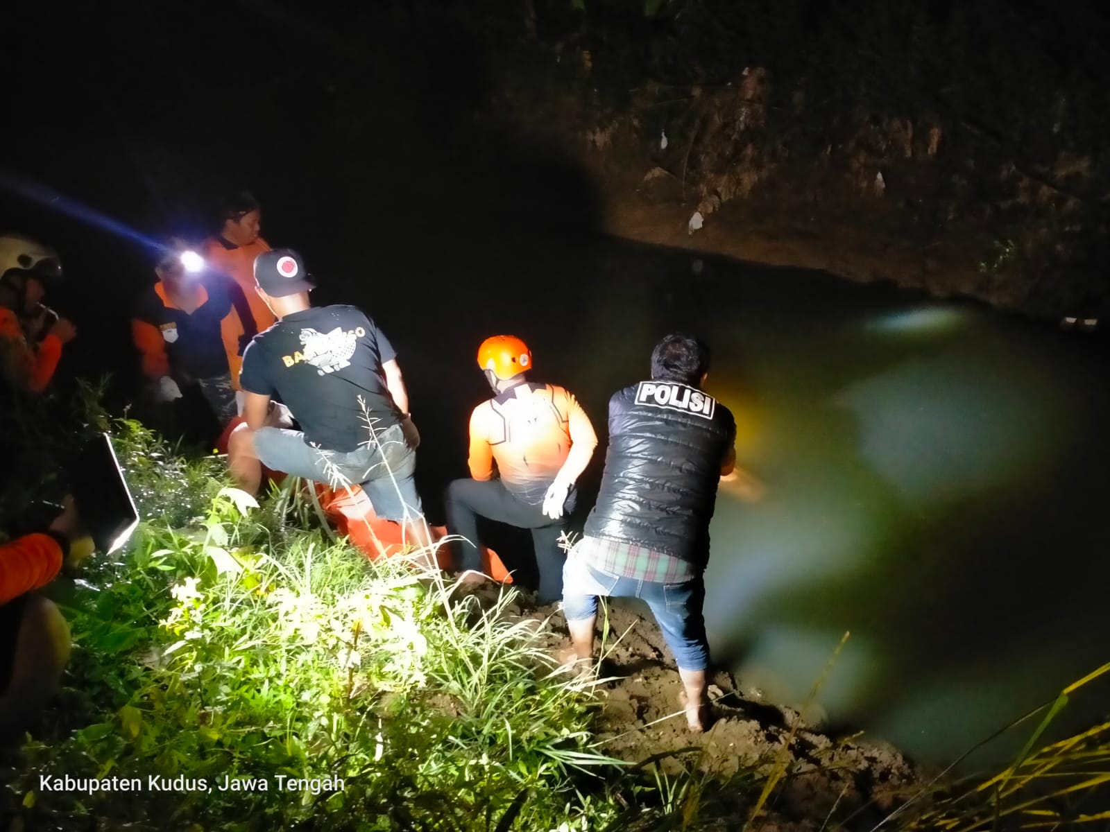 TURUN TANGAN: Polisi dan relawan melakukan evakuasi jasad pria yang ditemukan mengambang di Sungai Muneng.  