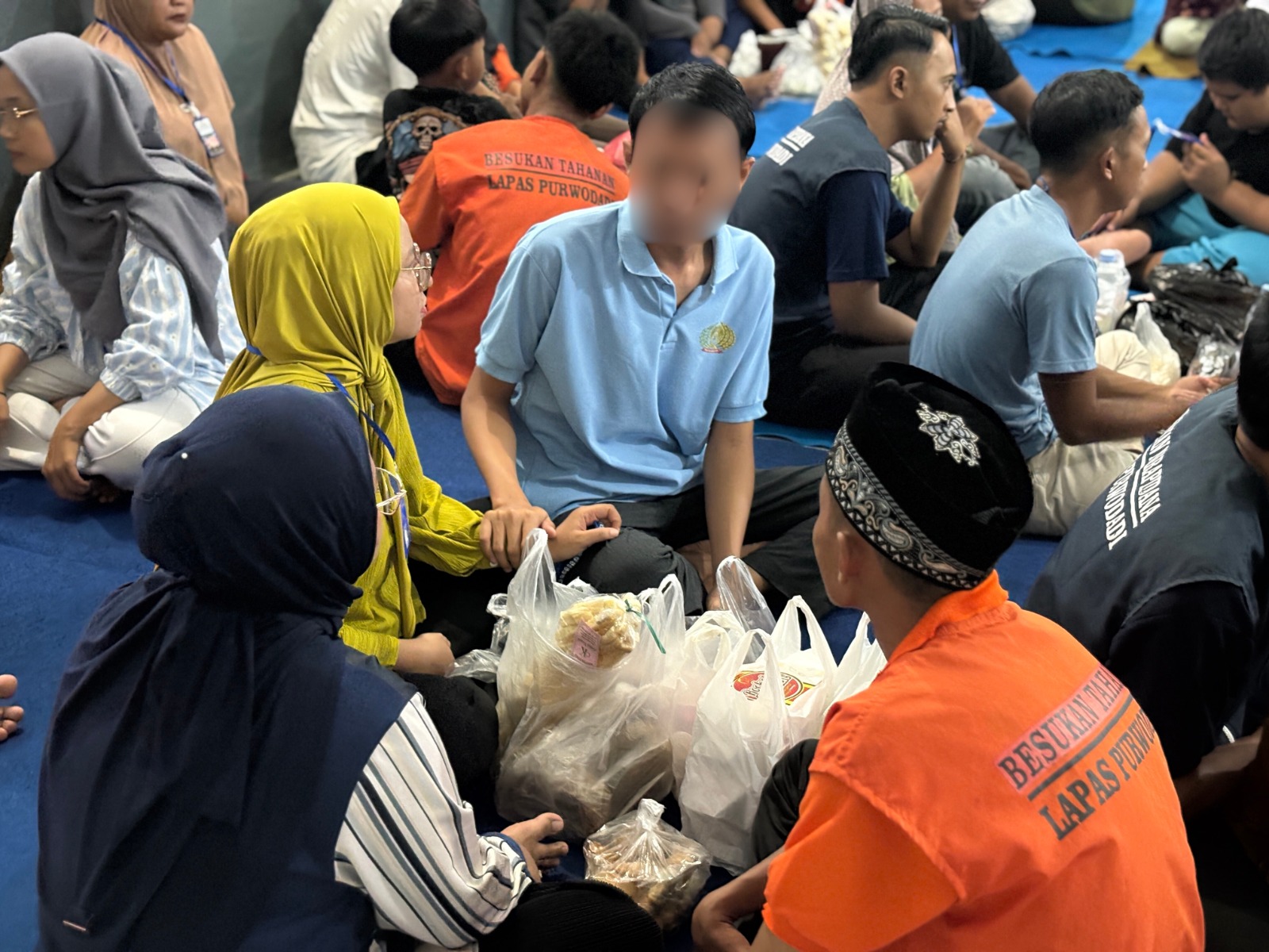BUKA BERSAMA &ndash; Warga binaan Lapas Purwodadi diberikan kesempatan buka bersama keluarga di ruangan Ajisaka Lapas Kelas II B Purwodadi, Kamis (26/2)