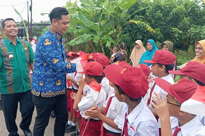 DEKAT: Bupati Jepara Witiarso Utomo menyapa anak sekolah dan warga saat Ngantor di Desa belum lama ini.