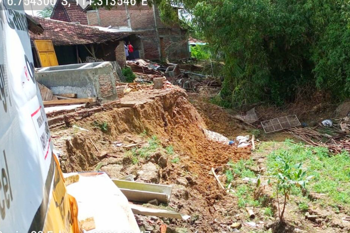 DITANGANI: Kondisi tanah amblas di Gunungsari semakin parah. Warga terdampak menerima sembako bentuk dukungan pemerintah.  