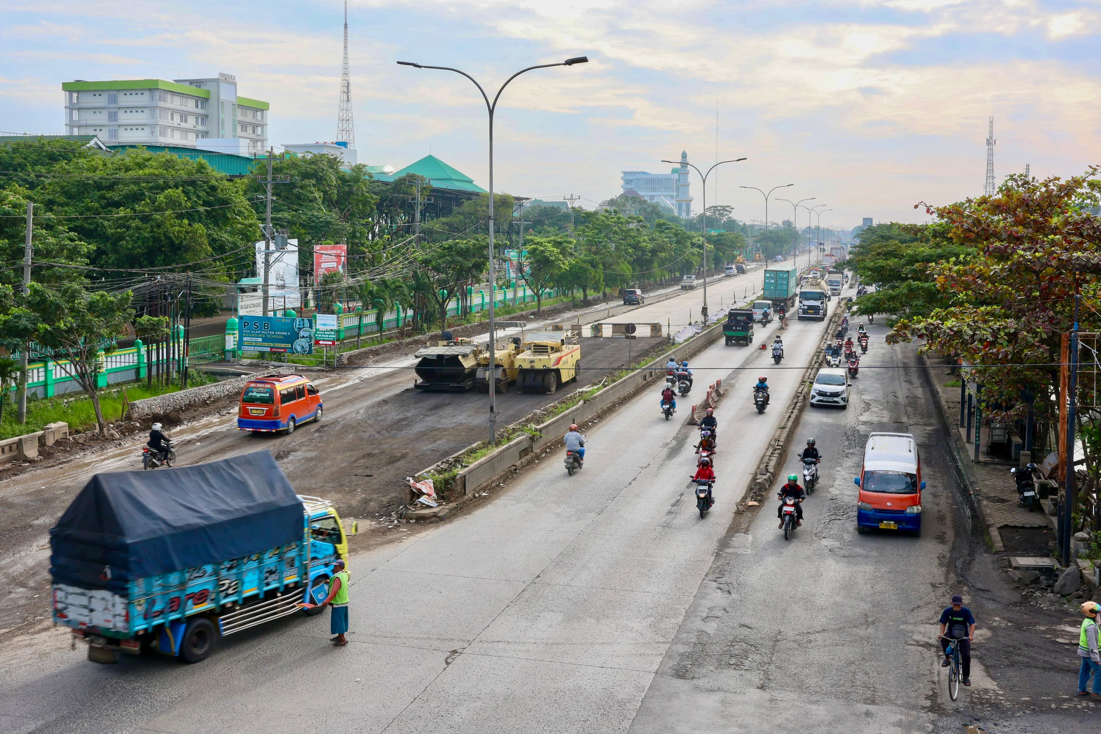 DIKEBUT: Jalan di wilayah Jateng area Terboyo pengerjaannya akan segera selesai. Lebaran siap dilalui pemudik.
