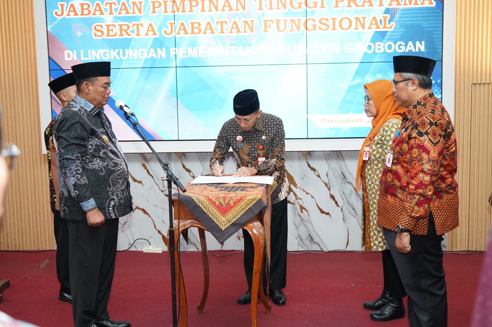 ROTASI: Dua pejabat tinggi pratama saat dilantik Bupati Grobogan Setyo Hadi.