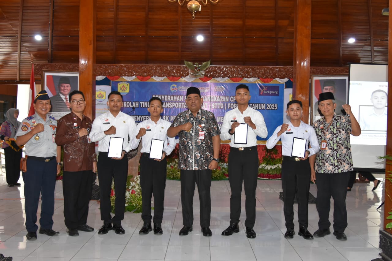 TERIMA SK: Sebanyak empat CPNS STTD saat terima SK di Pendapa Grobogan.