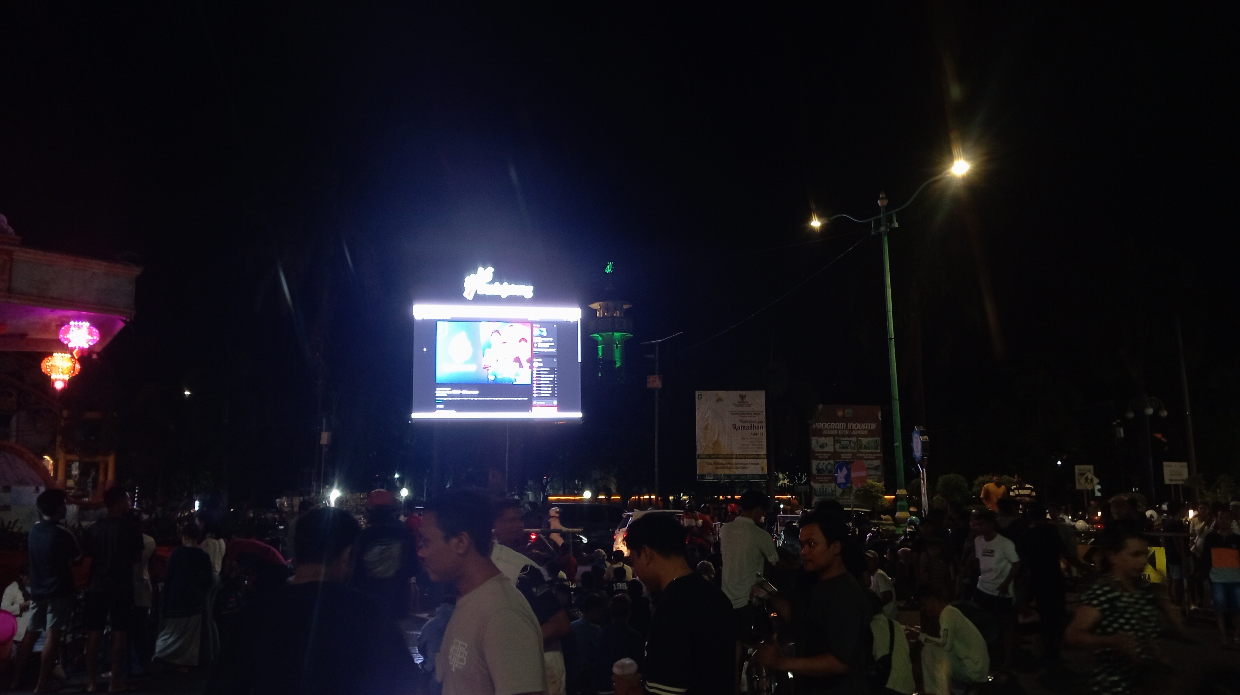 FULL: Warga Jepara memadati Alun-alun Jepara untuk nobar Laskar Kalinyamat kontra Bali United. 