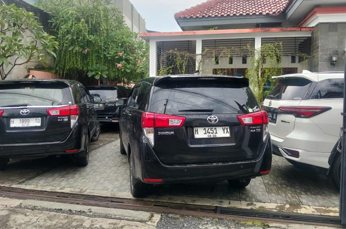 EMPAT MOBIL: Mobil penyidik KPK parkir di halaman rumah Kepala DPUTR Pati Riyoso di Desa Ngarus, Pati, saat digeledah KPK kemarin.  