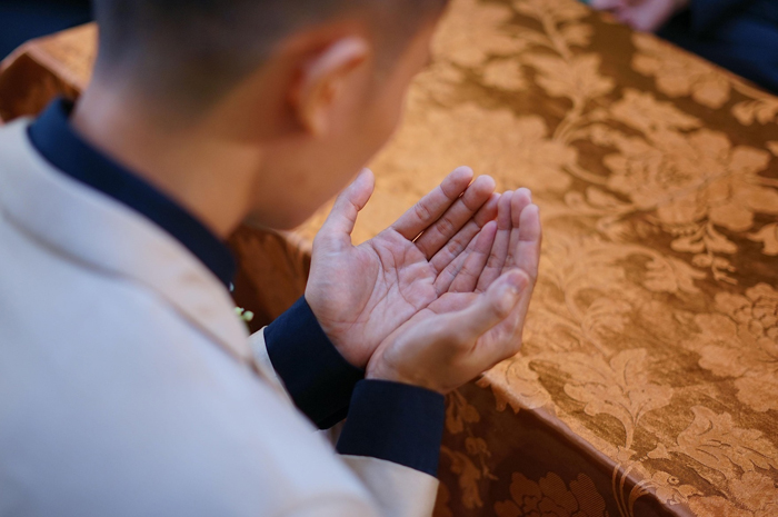 Ilustrasi seseorang yang berdoa dengan khusyuk 