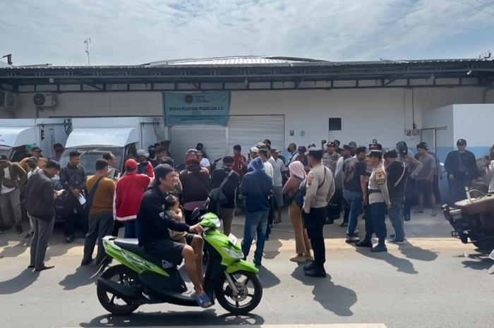 KUMPUL: Warga Tlogowungu mendatangi SPPG setempat pada Jumat (27/2). 