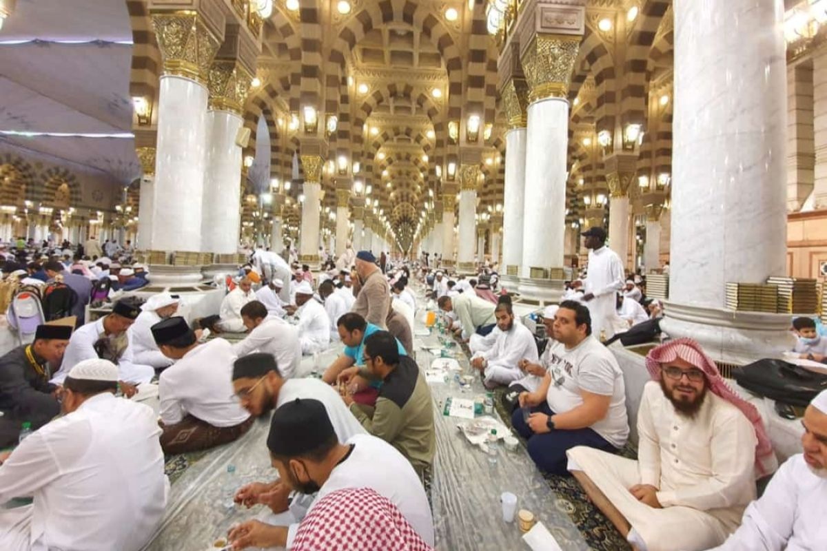 Jamaah melaksanakan buka puasa pertama Ramadhan 1443 Hijriah di Masjid Nabawi  