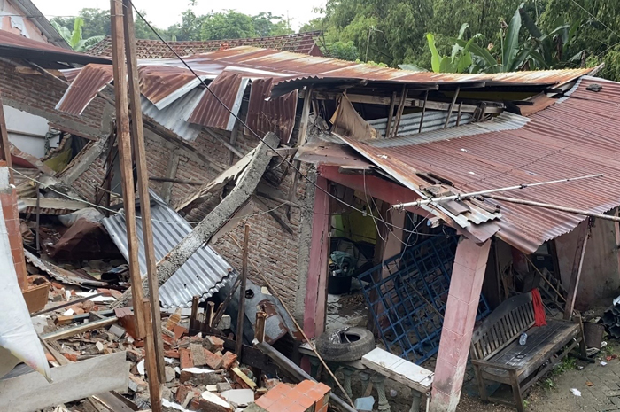 ROBOH: Belasan rumah di Dukuh Nglajo, Kelurahan Cepu, Kecamatan Cepu, rusak dan dibongkar oleh relawan serta BPBD Blora agar tidak menimbulkan dampak serius 