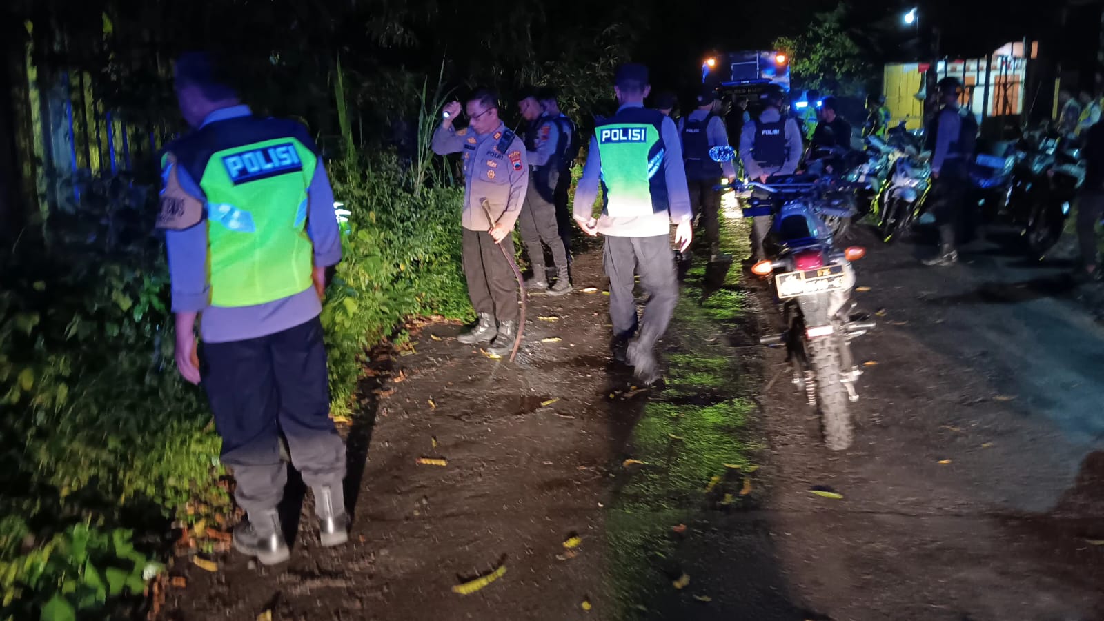 GERAK CEPAT: Polisi mengamankan sejumlah barang bukti dan melakukan operasi di lokasi tawuran. 