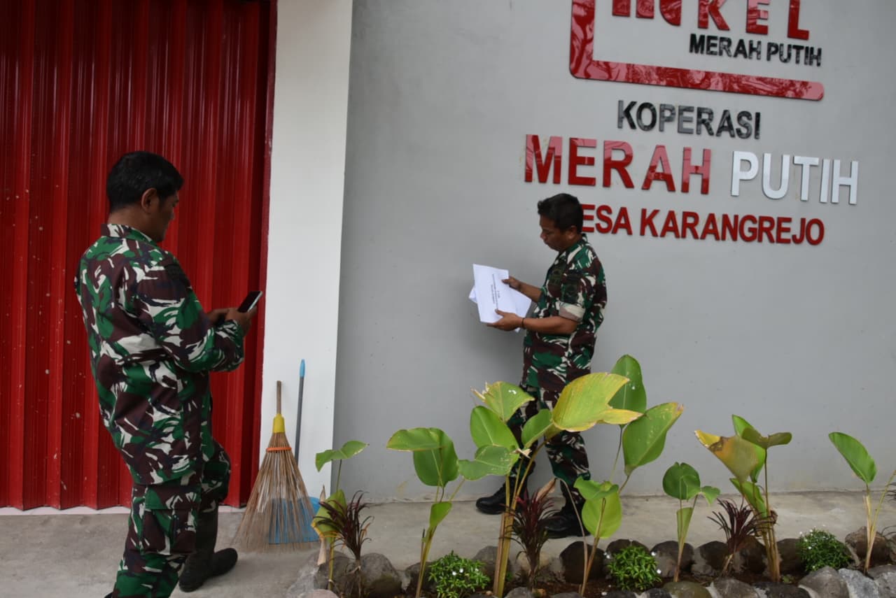 MENGECEK: Tim Zidam IV/Diponegoro saat meninjau pembangunan gerai KDMP.