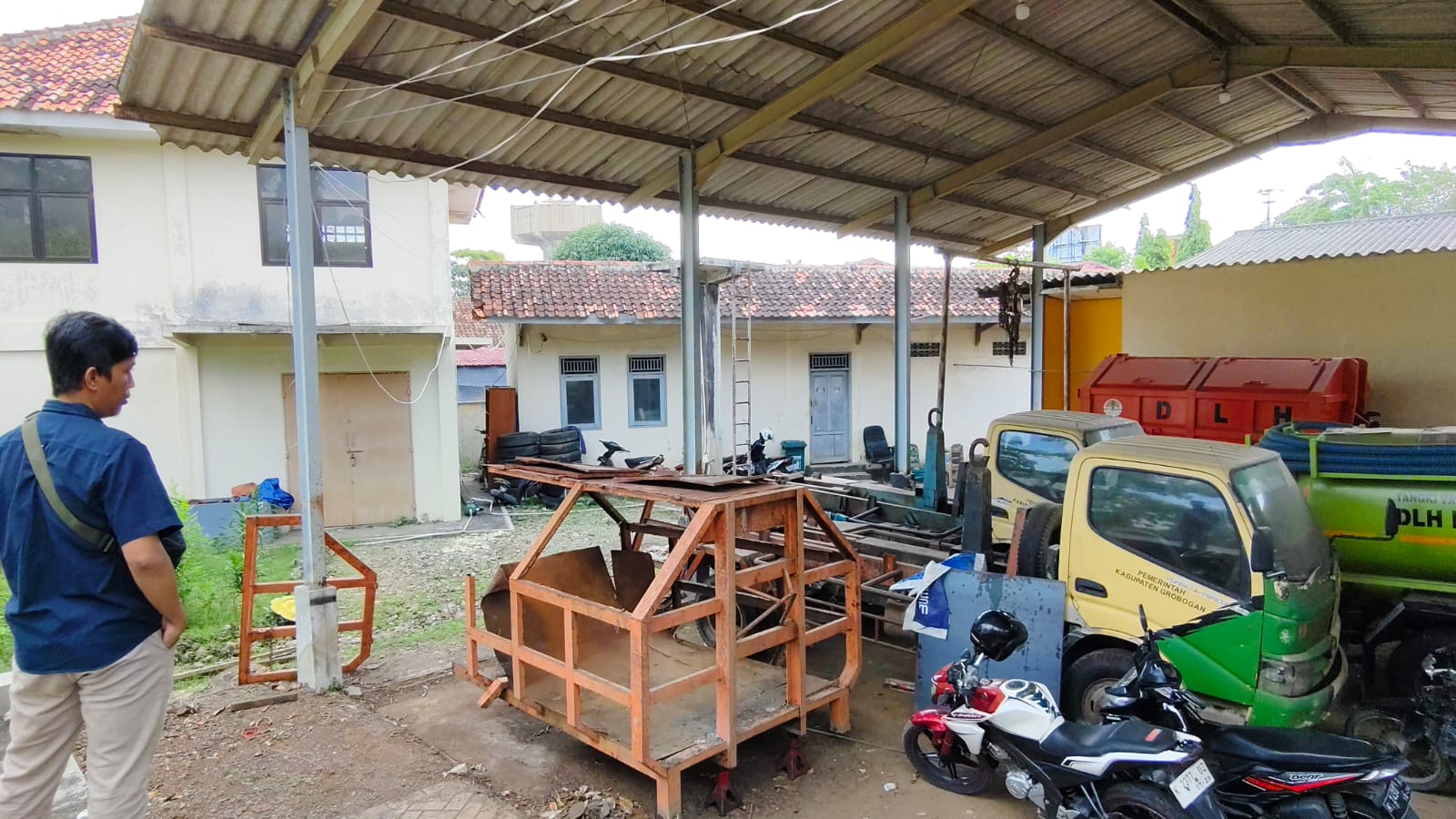 PROSES PERBAIKAN &ndash; Kontainer sampah rusak sedang dalam proses perbaikan di gudang DLH Grobogan. 