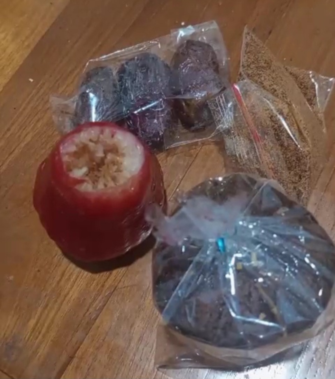 BUSUK: Istiah memperlihatkan menu MBG yang diterima anaknya tak layak konsumsi.