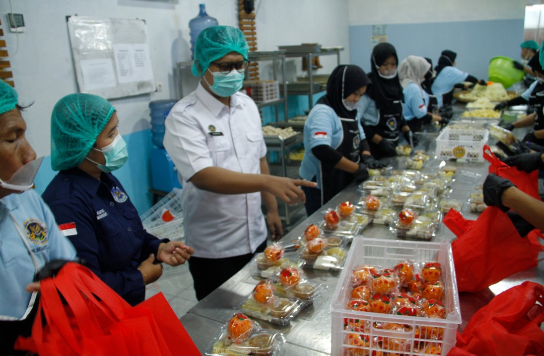 HIGIENIS: Korwil SPPG Jepara Wildan, tengah meninjau SPPG Menganti 1 belum lama ini.