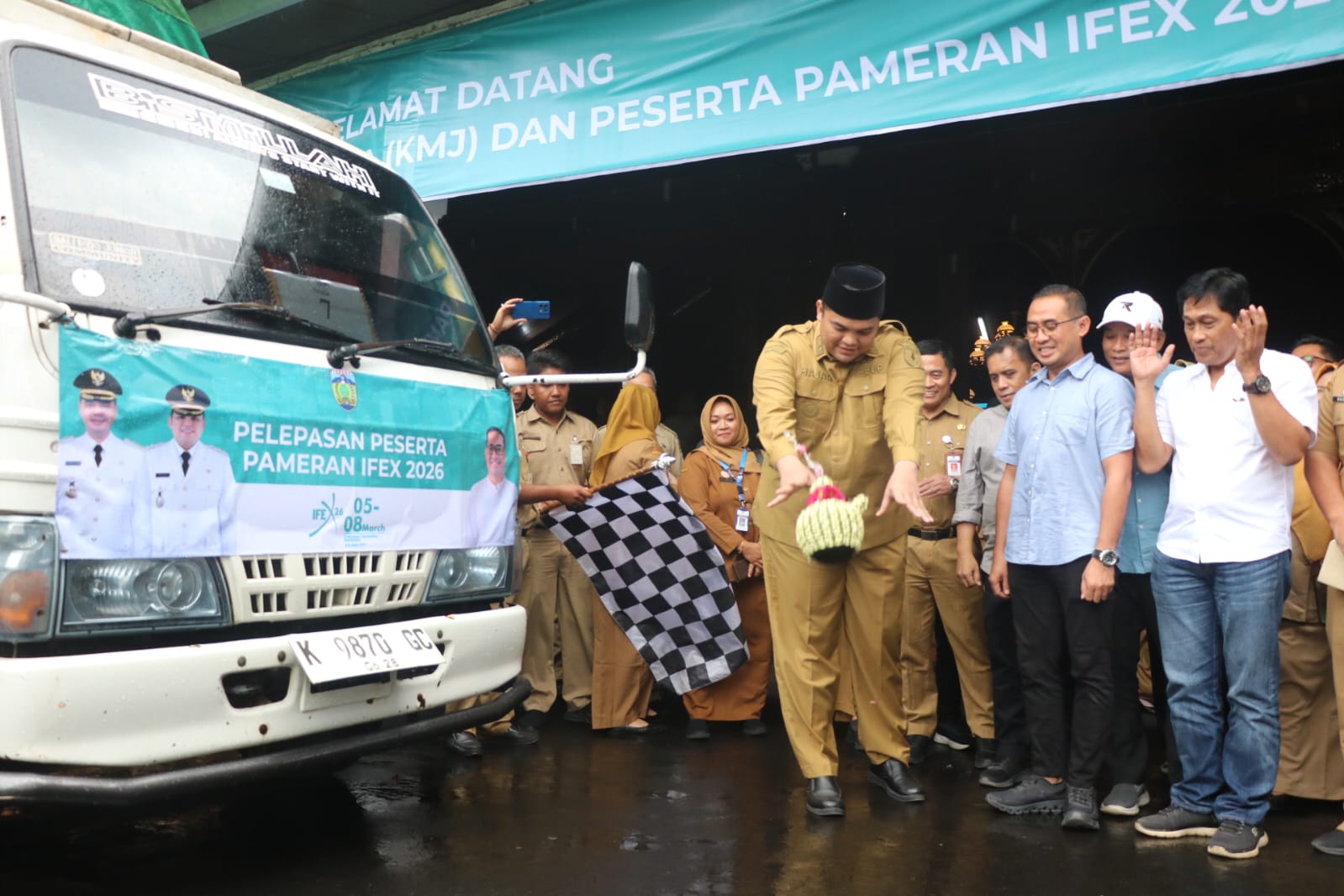 SUPPORTIF: Wabup Jepara M Ibnu Hajar melepas peserta untuk mengikuti pameran IFEX di Tangerang.