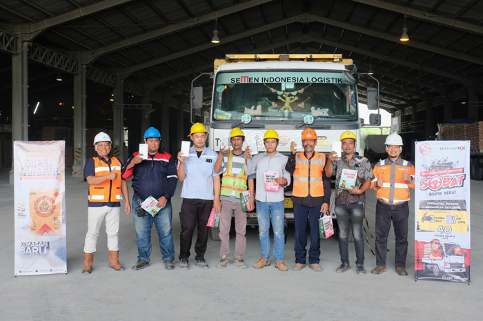PT Semen Gresik memberikan 3 unit sepeda motor dan 7 unit handphone kepada para sopir truk melalui program Sopir Hebat (Sobat) di wilayah operasional.