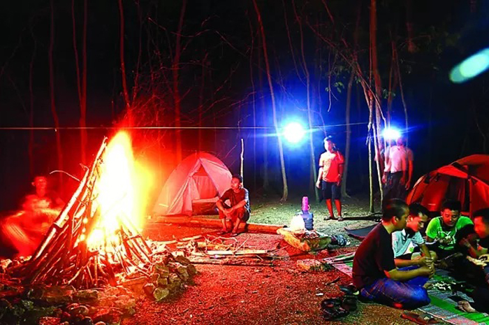 Suasana malam dengan api unggun&nbsp;