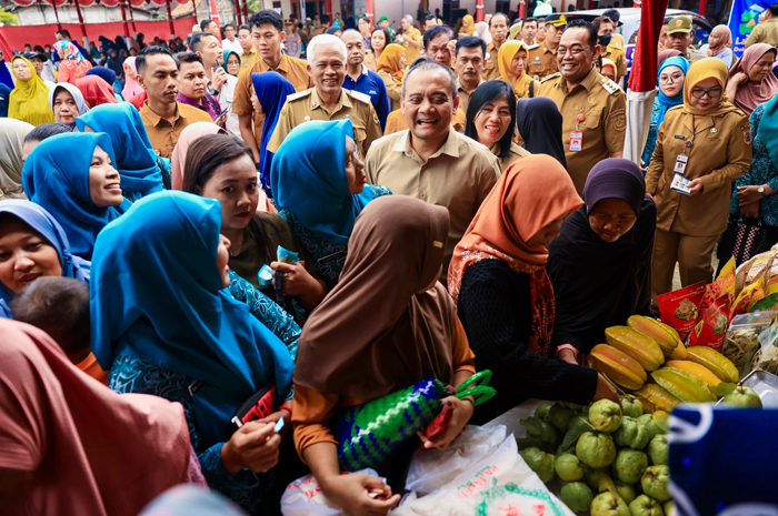 Gubernur Jawa Tengah, Ahmad Luthfi, hadir langsung untuk meninjau pelaksanaan program&nbsp;Gerakan Pangan Murah (GPM) di&nbsp;Desa Mayahan,&nbsp; Grobogan, Senin (2/3).