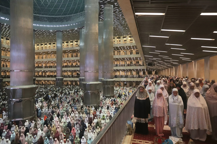 Umat muslim melaksanakan shalat tarawih Ramadhan (Dery Ridwansah/ JawaPos.com)