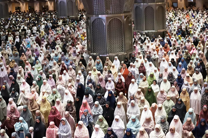 Umat Islam melaksanakan Shalat Tarawih. (Dery Ridwansah/ JawaPos.com)