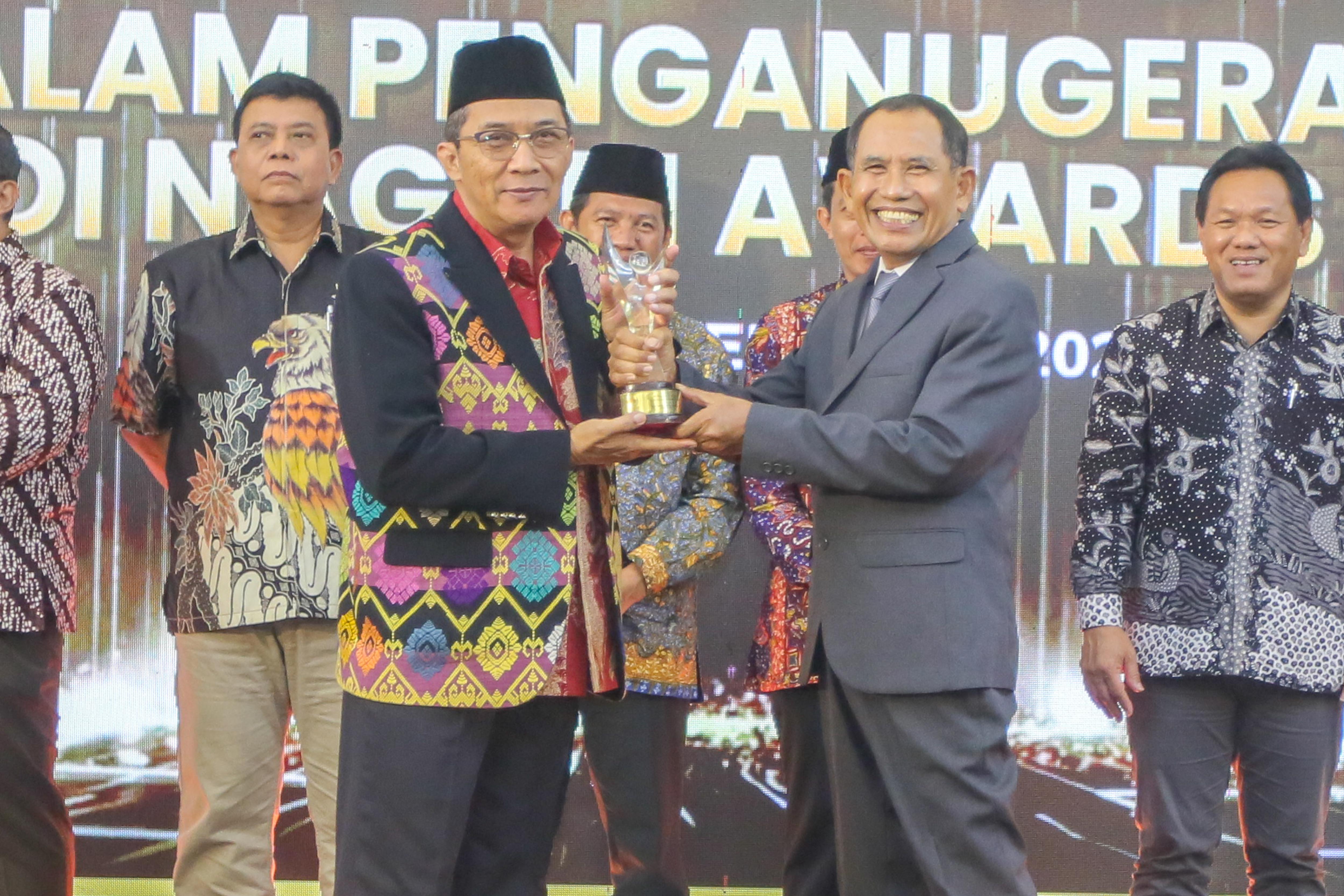 BERINTEGRITAS DAN INOVATIF: Kepala MAN 2 Kudus, H. Ali Musayafak, S.Ag., M.Pd.I menerima penghargaan Abdi Nagari Award dari Direktur Radar Kudus Baehaqi belum lama ini.