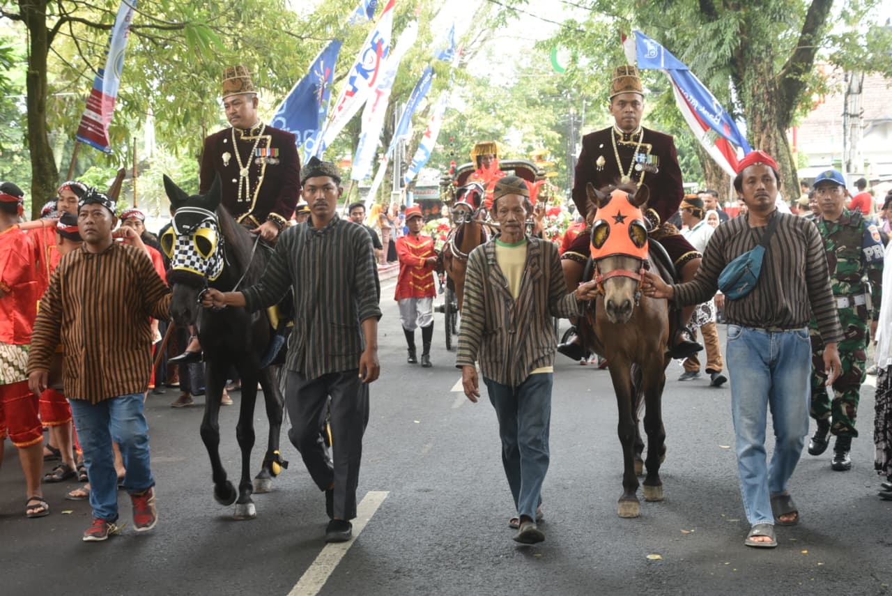GAGAH: Kapolres Grobogan AKBP Ike Yulianto (kiri) dan Dandim 0717/Grobogan Letkol Inf Wefri Sandiyanto saat menjadi Manggala Yudho di HUT ke-300 Grobogan.