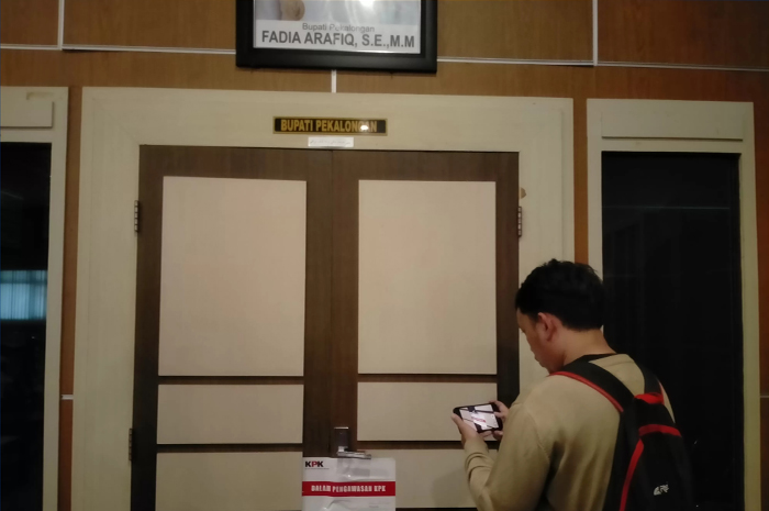 DISEGEL: Ruang kerja Bupati Pekalongan disegel KPK. (NANANG RENDI AHMAD/JAWA POS METRO PEKALONGAN)