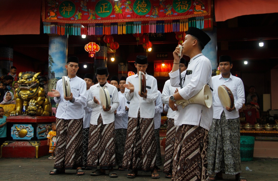 HARMONIS: Lagu kebangsaan dan sholawat turut dibawakan dalam rangkaian kirab Cap Go Meh.