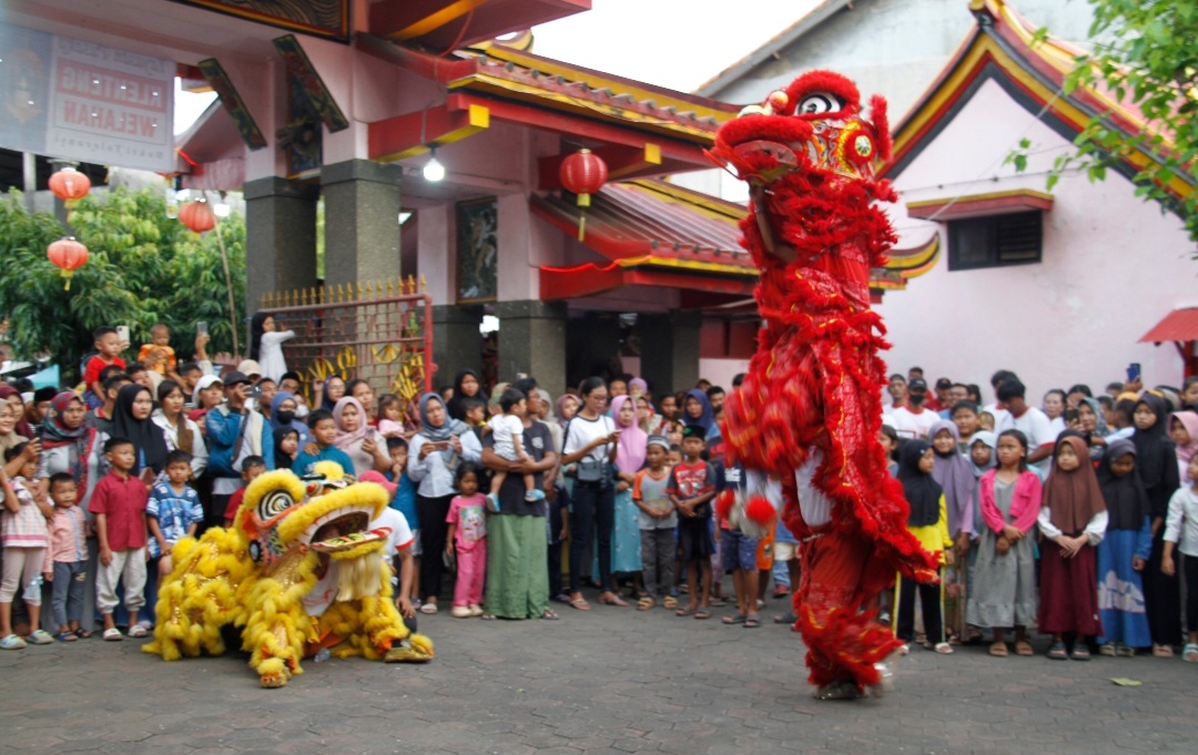 MERIAH: Barongsai serta rebana dimainkan bersamaan dalam Kirab Cap Go Meh di Kawasan Pecinan atau Kelenteng Welahan pada Selasa (3/3).