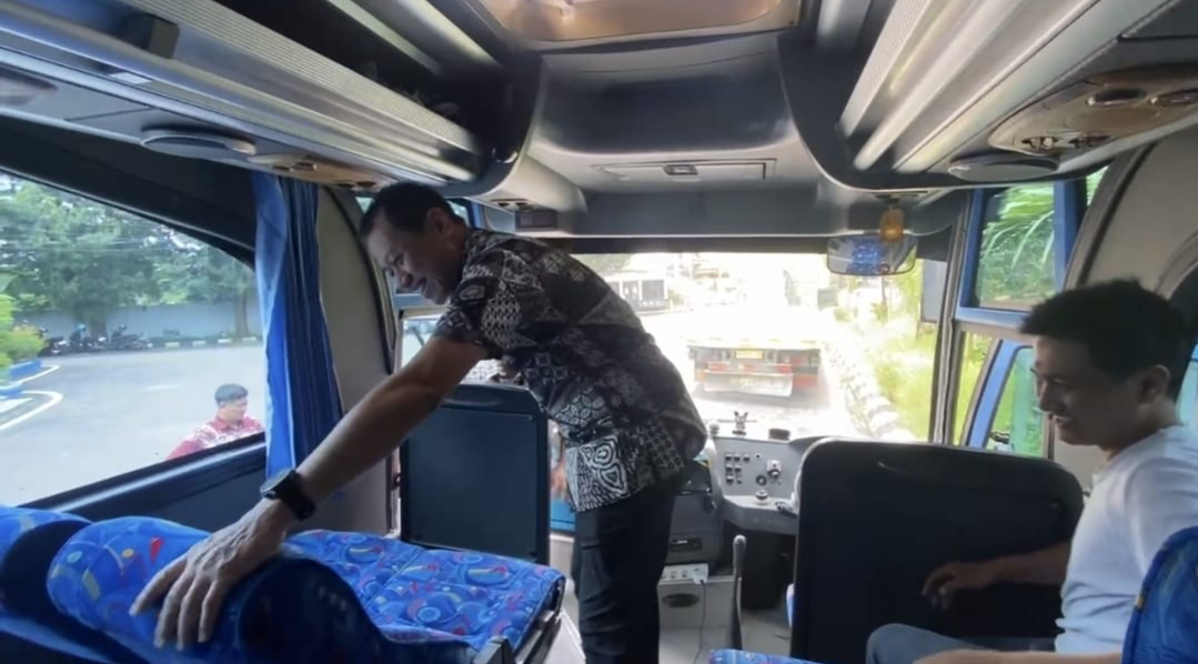 PASTIKAN: Bupati Kudus Sam'ani Intakoris meninjau kesiapan Bus Mudik Gratis di Dishub Kudus, Selasa (3/3). (ANDIKA TRISNA SAPUTRA/RADAR KUDUS)