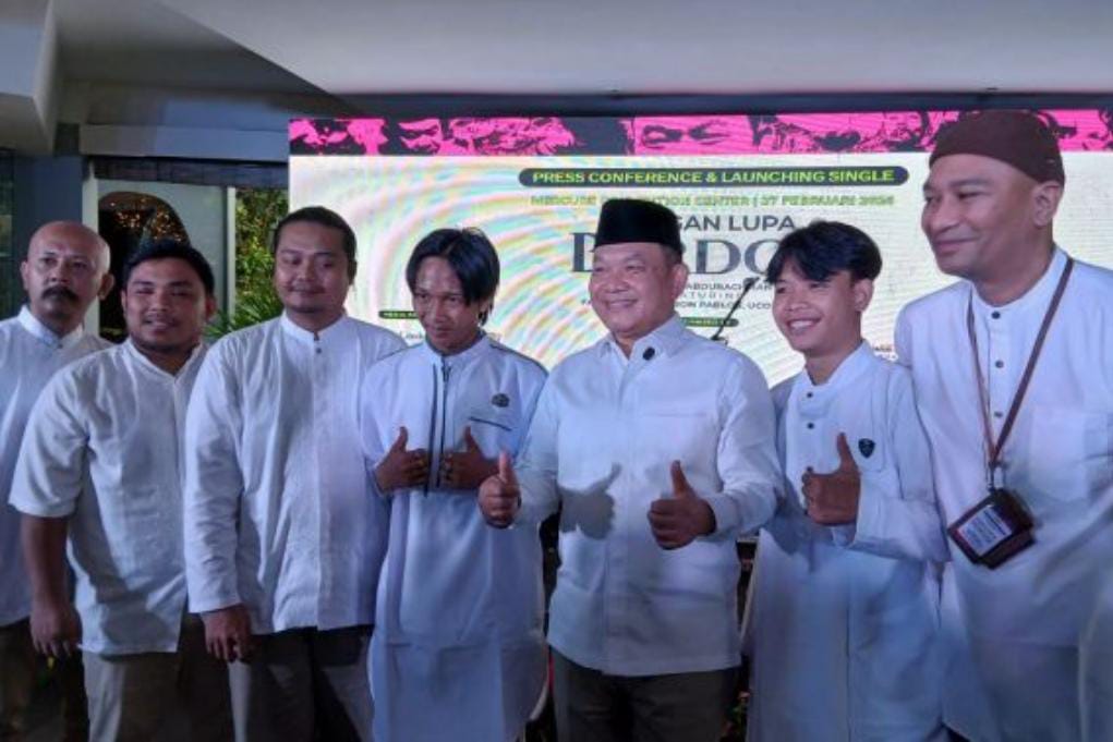 Dudung Abdurrahman bersama dengan tokoh yang berada di dalam lagu Jangan Lupa Berdoa (Foto: jpnn.com)