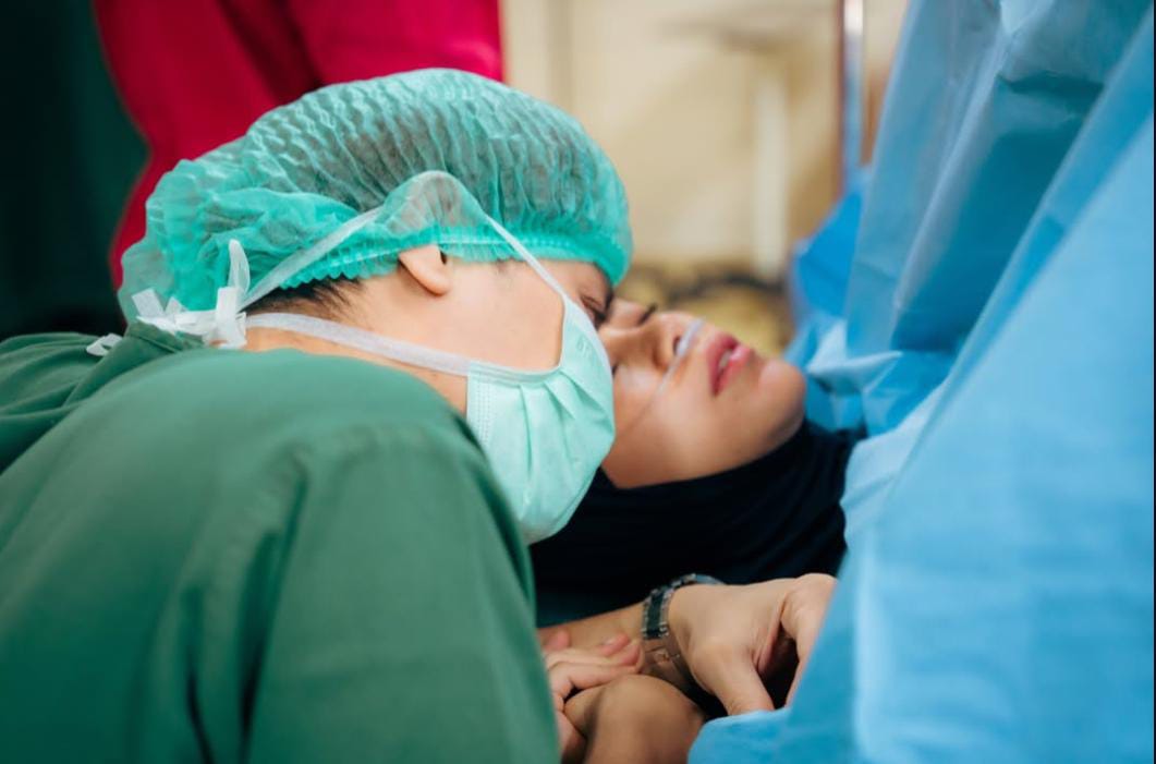 Momen Lesti melahirkan anak ketiga (Foto: instagram @rizkybillar)