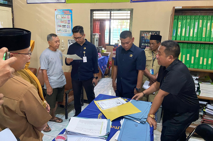 Momen saat rombongan Komisi D DPRD Pati melakukan sidak di SMPN 1 Tayu, Senin (2/3). (DPRD PATI UNTUK RADAR KUDUS)