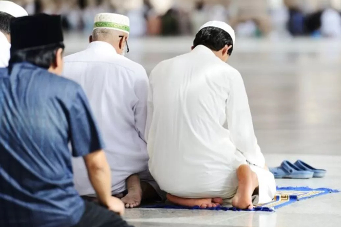 Ilustrasi duduk di antara dua sujud dalam shalat. (Freepik)