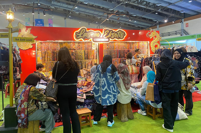Potret para pengunjung di stand Rumah BUMN (RB) Rembang Semen Gresik ikut serta dalam ajang pameran kerajinan terbesar di Asia Tenggara, Inacraft 2026, yang digelar di Jakarta International Convention