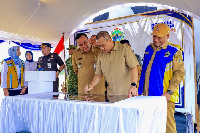 Gubernur Jateng Ahmad Luthfi didampingi Bupati Blora Arief Rohman meresmikan&nbsp;embung di Karangjati.  