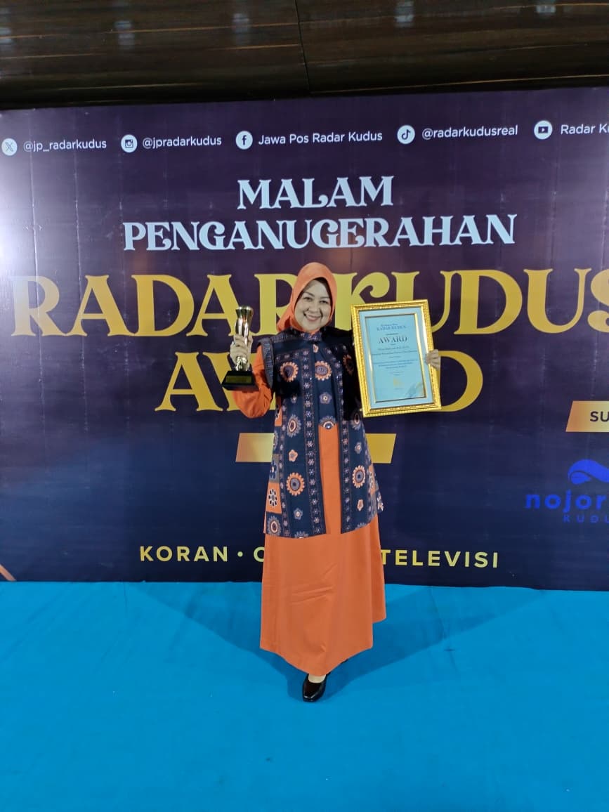 BANGGA &ndash; Direktur Utama Purwa Tirta Dharma Grobogan Myra Heltiyani membawa piala dan piagam Radar Kudus Award Tahun 2025. 