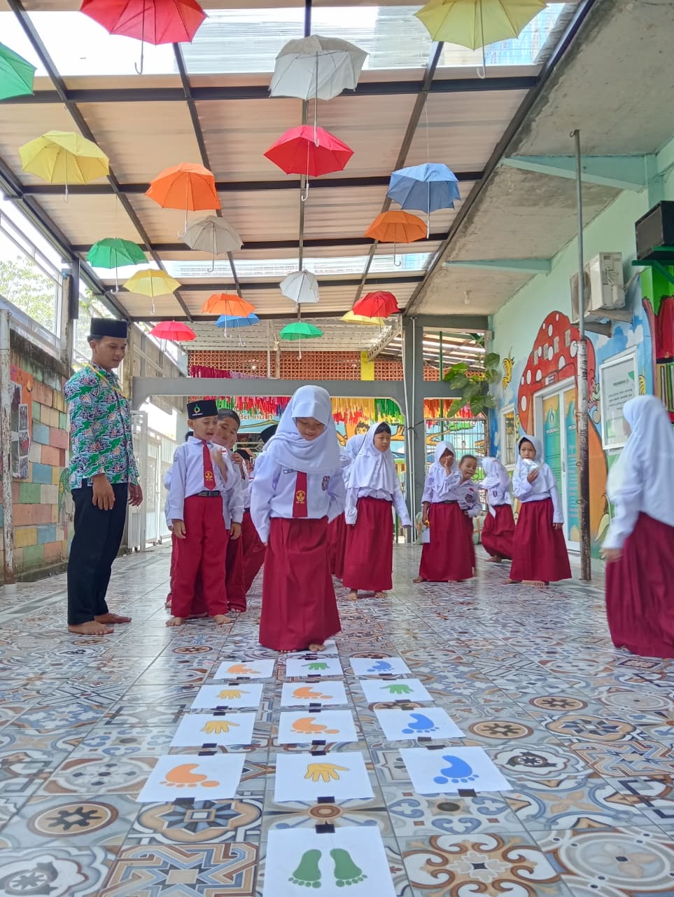 BERMAIN SAMBIL BELAJAR: Siswa SD Tahfid Basmala sedang lakukan peningkatan konsentrasi dengan bermain sambil belajar.
