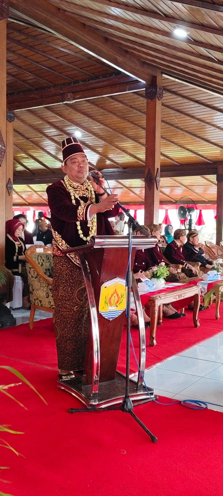 LANJUTKAN PEMBANGUNAN &ndash; Bupati Grobogan Setyo Hadi memberikan sambutan usai prosesi Boyong Grobog di Pendopo Kabupaten Grobogan, Selasa (3/3) kemarin. 