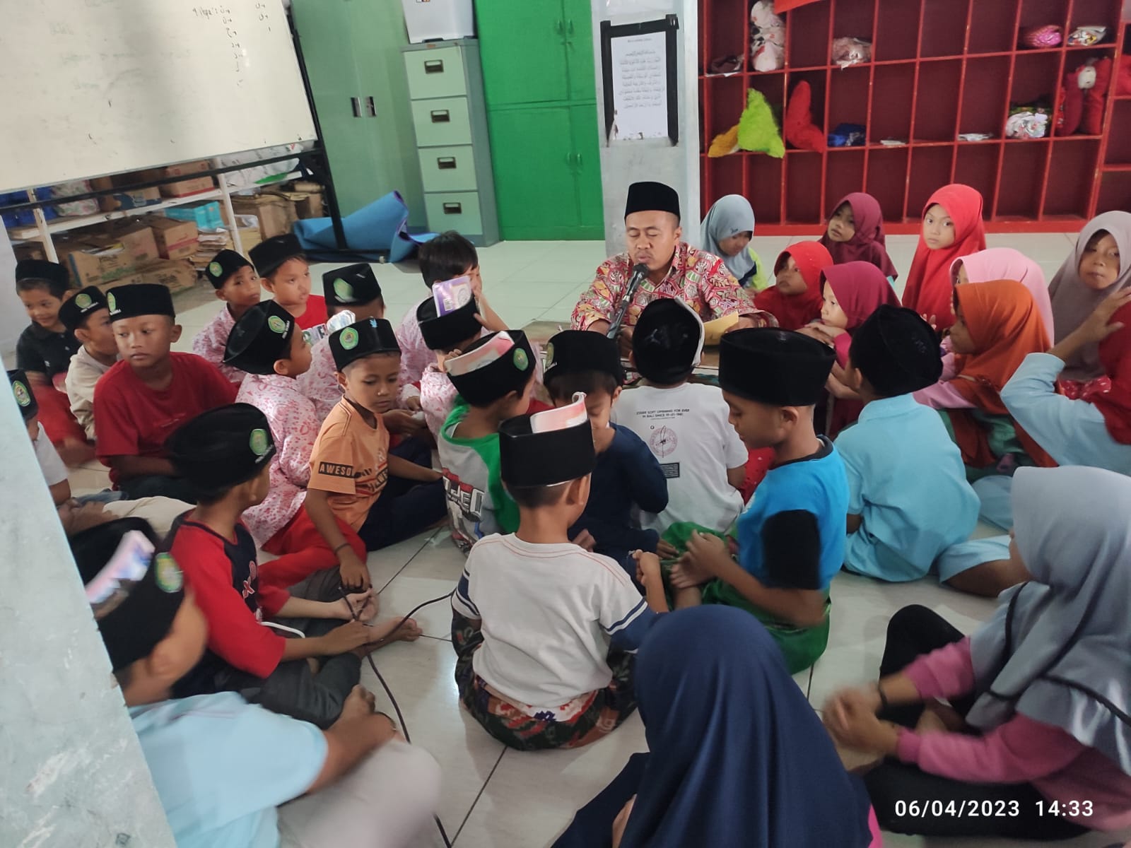 CINTA ANAK &ndash; Misbahul Munir sedang mengajar siswa SD Tahfid Basmalah yang membebaskan biaya Pendidikan kepada anak yatim.