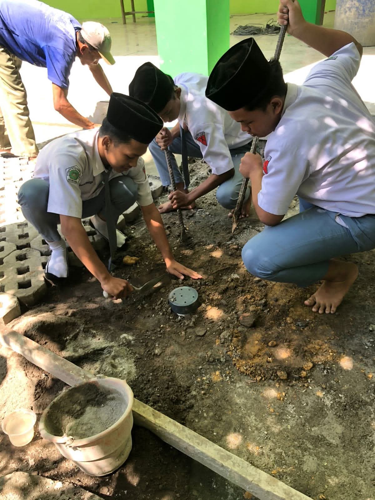 RESAPAN: Siswa MA Sunniyyah Selo saat membuat biopori di lingkungan madrasah.