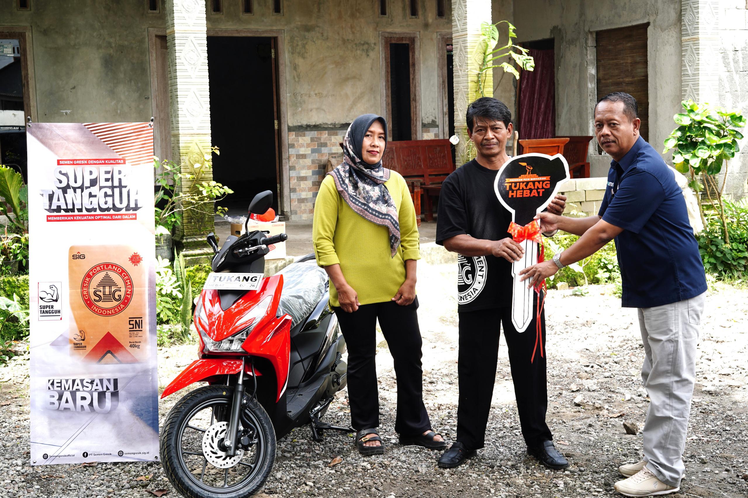 PT Semen Gresik memberikan apresiasi kepada tukang bangunan melalui program &lsquo;Tukang Hebat&rsquo; dengan hadiah utama tiga unit sepeda motor matic di wilayah pemasaran Tuban, Boyolali dan Pekalongan