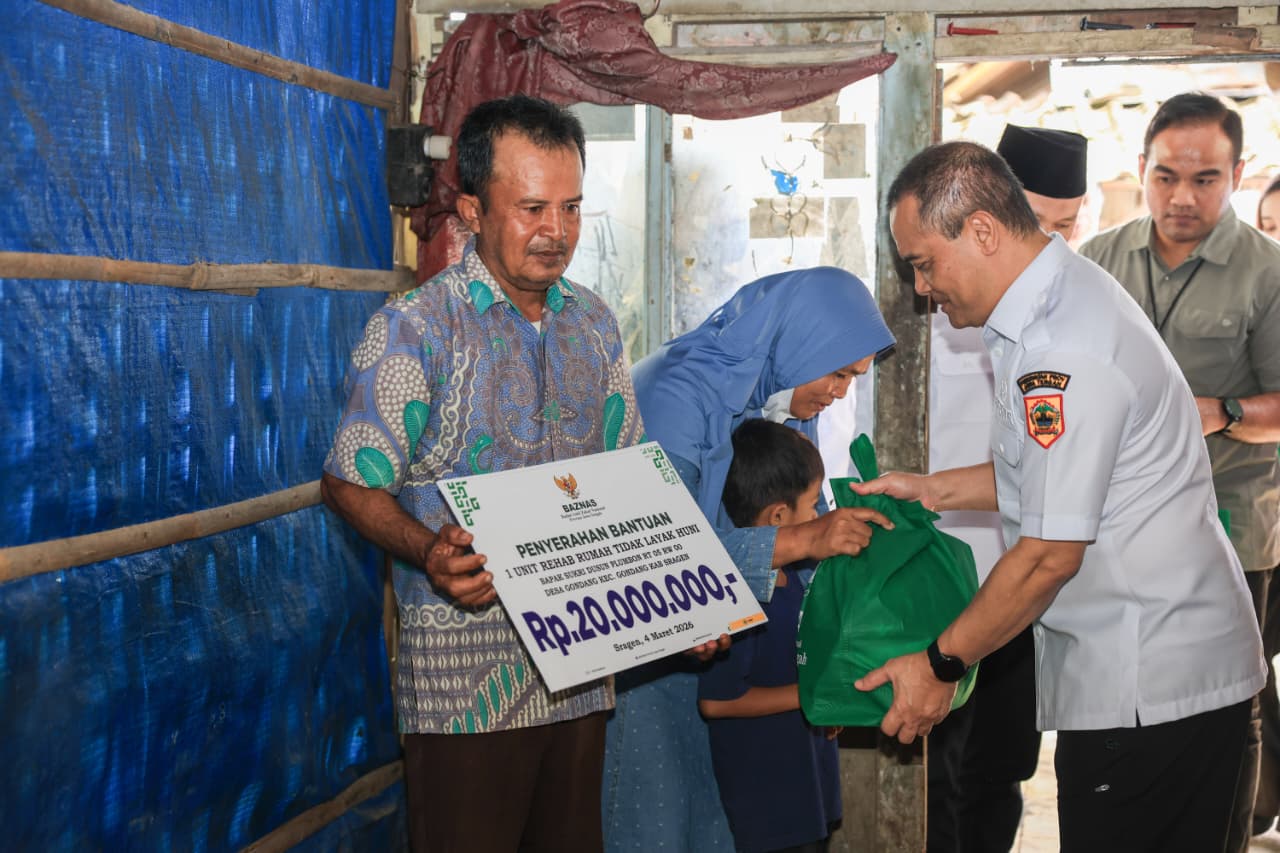 PEDULI SESAMA: Gubernur Jateng Ahmad Luthfi mengunjungi rumah Sukri&nbsp;yang kondisinya memprihatinkan di Desa Gondang, Sragen, dan memberikan bantuan.&nbsp;&nbsp;