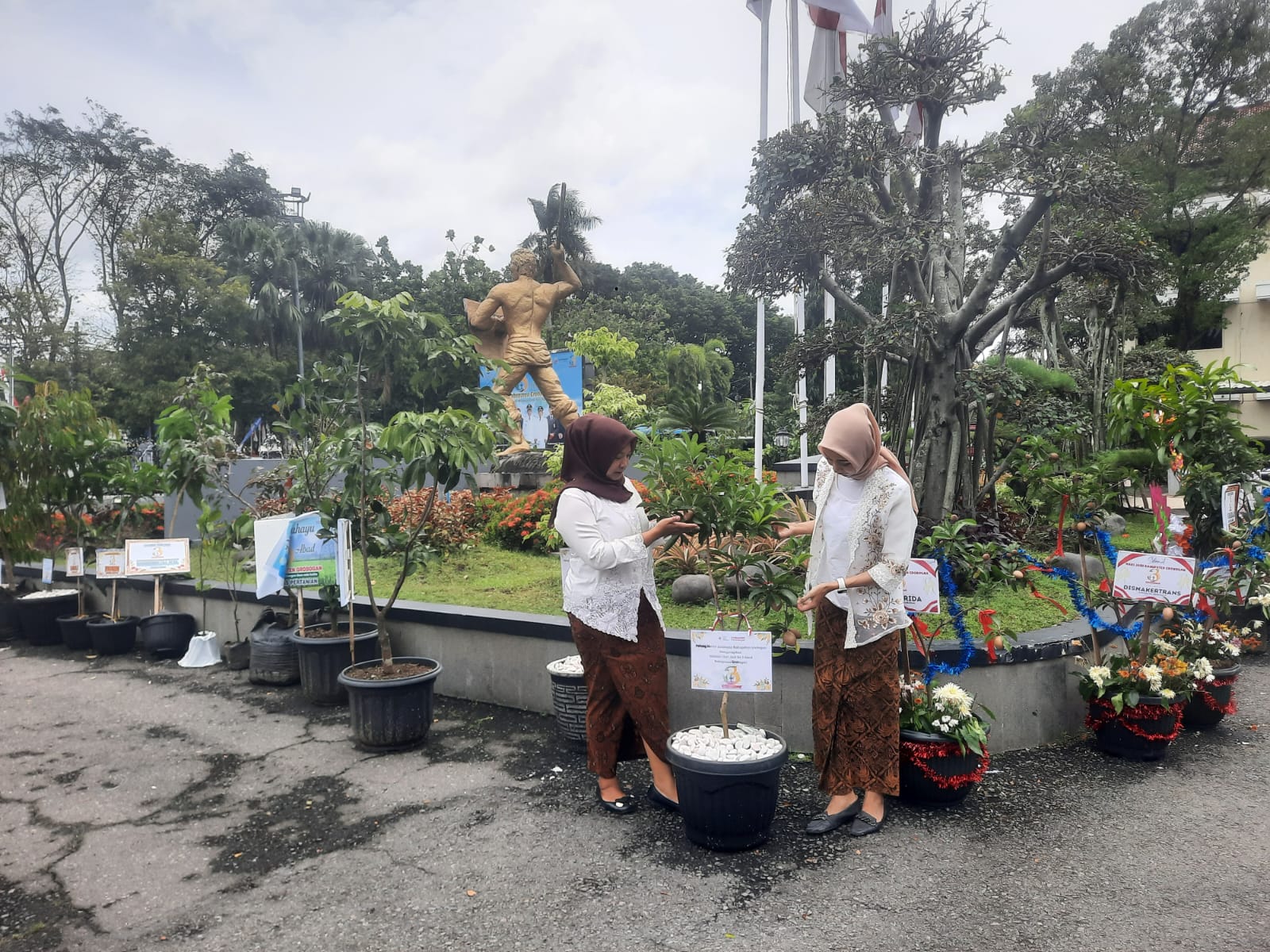 GO GREEN: Deretan bungan hidup ramaikan bentuk ucapan HUT ke-300 Grobogan di halaman pendapa.