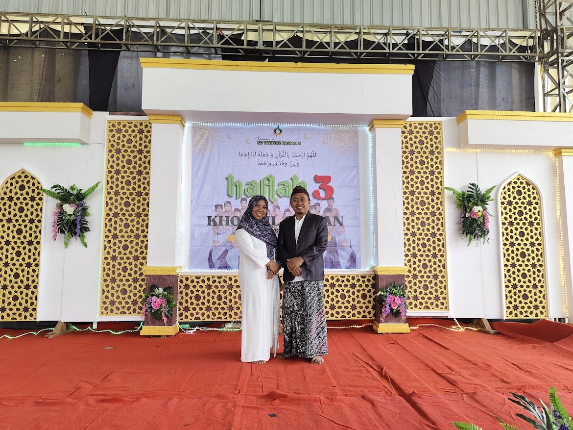 PENDIRI - Pembina YPIS Basmala Misbachul Munir bersama istri Ketua YPIS Basmala  Zuzum Nurwakhidah, M.Pd. 