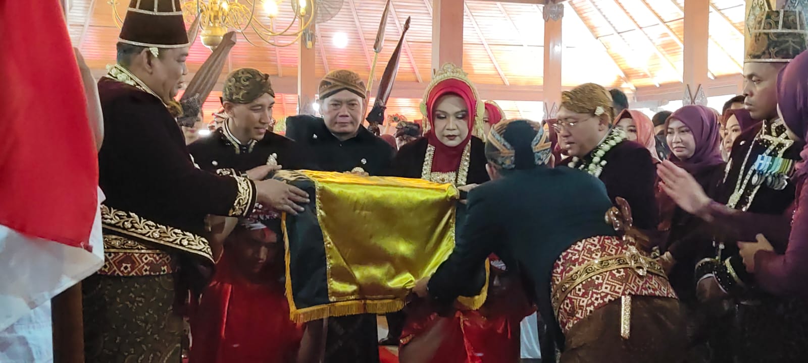 SERAHKAN GROBOG &ndash; Bupati Grobogan Setyo Hadi dan Wakil Bupati Grobogan Sugeng Prasetyo menyerahkan kotak Grobog ke Plt asisten dua Sekda menandai perpindahan ibu kota dari Grobogan ke Purwodadi
